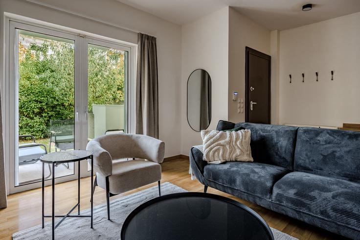 Sala de estar elegantemente projetada com móveis modernos em um apartamento no Building Vasileos Alexandrou - movingdoors - 1380814 em North Athens, Athens