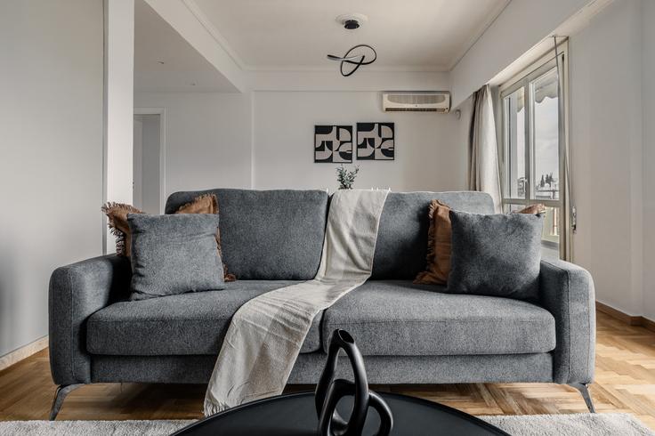 Elegante sala de estar con mobiliario moderno en un apartamento en Building Kamelion - movingdoors - 1545654 en North Athens, Athens