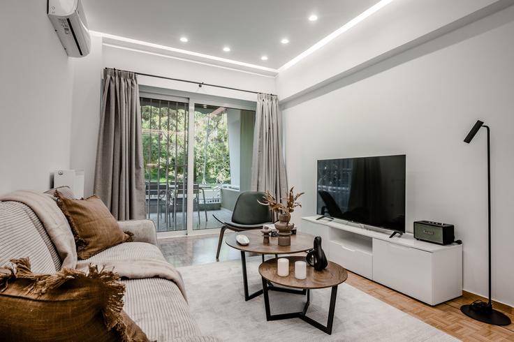 Elegant gestaltetes Wohnzimmer mit moderner Einrichtung in einer Wohnung im Building Dodekanisou - movingdoors - 1466459 in North Athens, Athens
