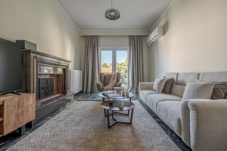 Sala de estar elegantemente projetada com móveis modernos em um apartamento no Building Omirou - movingdoors - 1521807 em North Athens, Athens