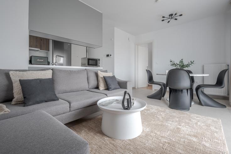 Salle de séjour élégante avec mobilier moderne dans un appartement à Building Thoukididou - movingdoors - 1539989 à South Athens, Athens