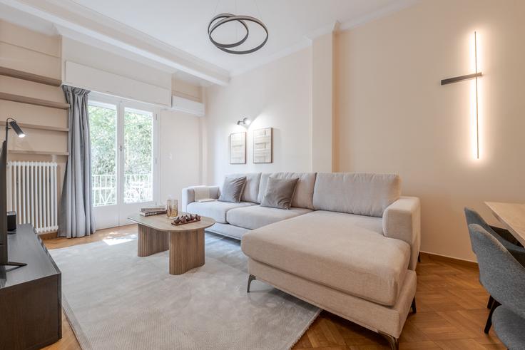 Elegante sala de estar con mobiliario moderno en un apartamento en Building Ioanni Gennadiou - movingdoors - 1571009 en Central Athens, Athens Elegante sala de estar con mobiliario moderno en un apartamento en Building Ioanni Gennadiou - movingdoors - 1571009 en Central Athens, Athens