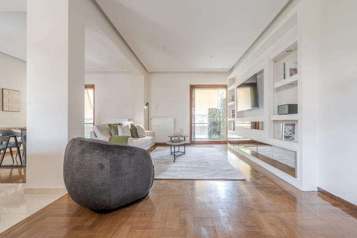 Elegant gestaltetes Wohnzimmer mit moderner Einrichtung in einer Wohnung im Building Leoforos Perikleous - movingdoors - 1543042 in North Athens, Athens