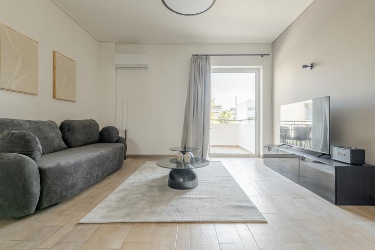 Salle de séjour élégante avec mobilier moderne dans un appartement à Building Doukissis Plakentias - movingdoors - 1587631 à North Athens, Athens