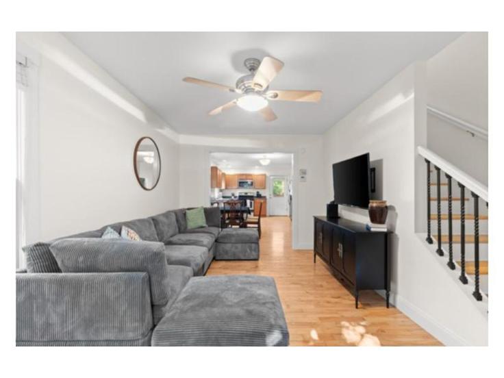 Salle de séjour élégante avec mobilier moderne dans un appartement à Building Kendene Street - mpm-vacation-rentals - 1302824 - ATL à Athens, Athens