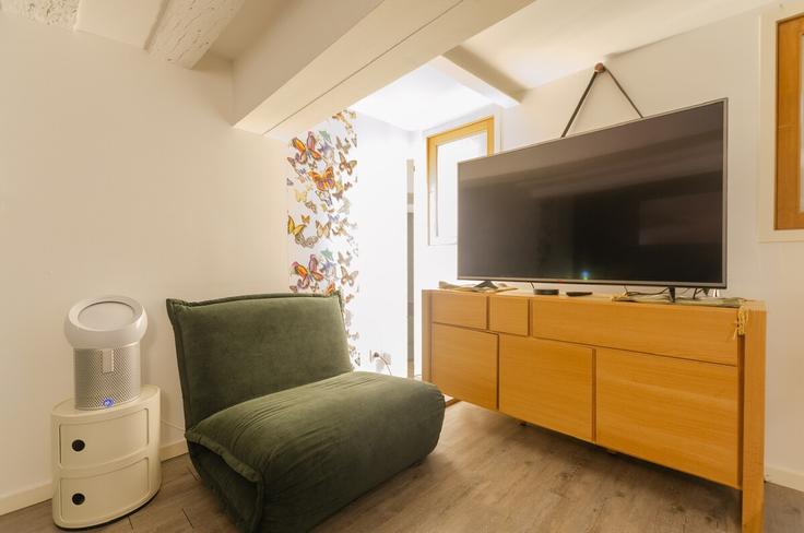 Building Rue de la Jussienne - mr-apartments - 1239940 adresindeki bir dairede modern mobilyalarla zarif bir şekilde tasarlanmış oturma odası 2nd arrondissement, Paris