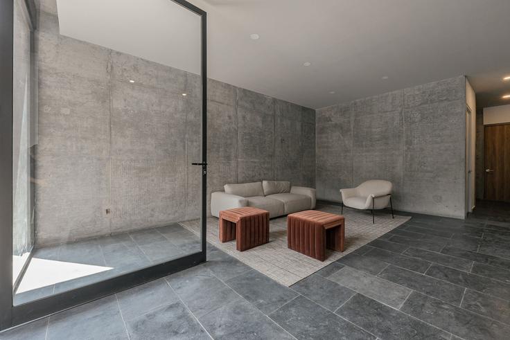 Elegant gestaltetes Wohnzimmer mit moderner Einrichtung in einer Wohnung im Building Avenida Veracruz - mr-herold-homes - 1515028 in Mexico City, Mexico City