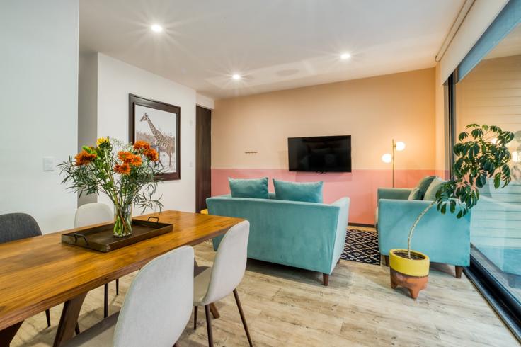 Elegant gestaltetes Wohnzimmer mit moderner Einrichtung in einer Wohnung im Building Medellín - mr-w-medellin - 1475665 in Mexico City, Mexico City Elegant gestaltetes Wohnzimmer mit moderner Einrichtung in einer Wohnung im Building Medellín - mr-w-medellin - 1475665 in Mexico City, Mexico City