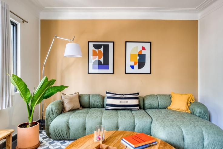 Elegant gestaltetes Wohnzimmer mit moderner Einrichtung in einer Wohnung im Building Calle Dinamarca 77 - mr-wmain - 1493206 in Mexico City, Mexico City