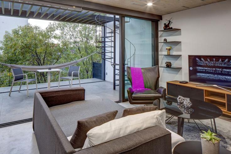 Elegant gestaltetes Wohnzimmer mit moderner Einrichtung in einer Wohnung im Building Avenida Veracruz 20 - mr-wmain - 1493256 in Mexico City, Mexico City