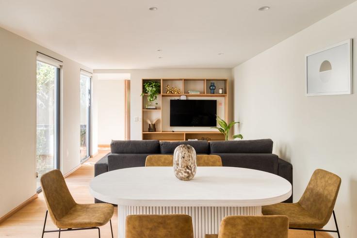 Elegant gestaltetes Wohnzimmer mit moderner Einrichtung in einer Wohnung im Building Calle Ometusco 104 - mr-wmain - 1493290 in Mexico City, Mexico City