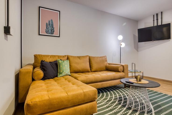 Mexico City, Mexico City에 위치한 Building Avenida Vicente Suárez 146 - mr-wmain - 1493158 유닛의 세련된 인테리어가 돋보이는 거실 Mexico City, Mexico City에 위치한 Building Avenida Vicente Suárez 146 - mr-wmain - 1493158 유닛의 세련된 인테리어가 돋보이는 거실