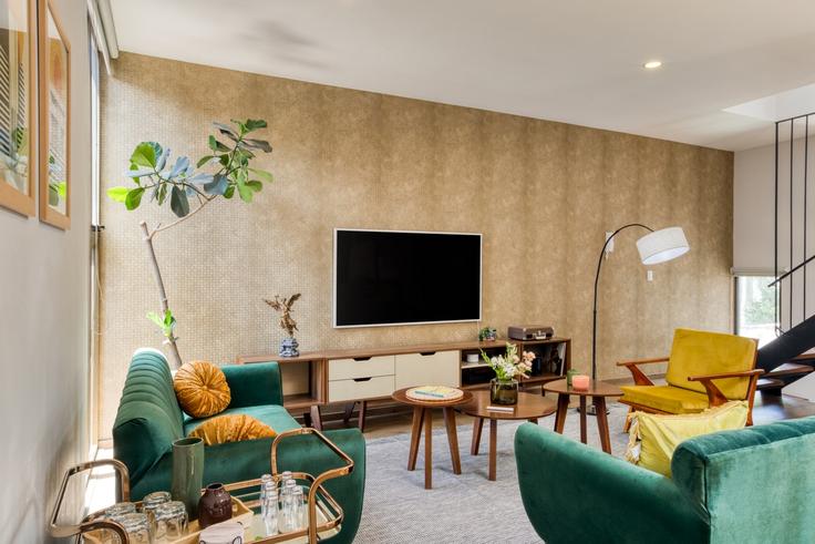 Sala de estar elegantemente projetada com móveis modernos em um apartamento no Building Tepic 22 - mr-wmain - 1493280 em Mexico City, Mexico City