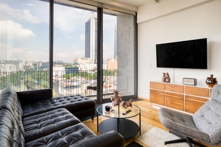 Elegant gestaltetes Wohnzimmer mit moderner Einrichtung in einer Wohnung im Building Sevilla - mr-wmain - 1493148 in Mexico City, Mexico City