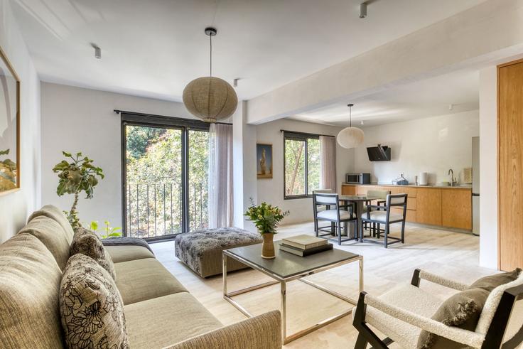 Mexico City, Mexico City에 위치한 Building Medellín 78 - mr-wmain - 1493319 유닛의 세련된 인테리어가 돋보이는 거실 Mexico City, Mexico City에 위치한 Building Medellín 78 - mr-wmain - 1493319 유닛의 세련된 인테리어가 돋보이는 거실