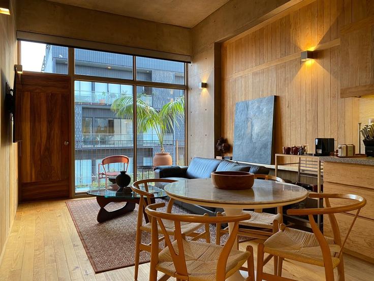 Elegant gestaltetes Wohnzimmer mit moderner Einrichtung in einer Wohnung im Building Merida - mr-wmain - 1493185 in Mexico City, Mexico City