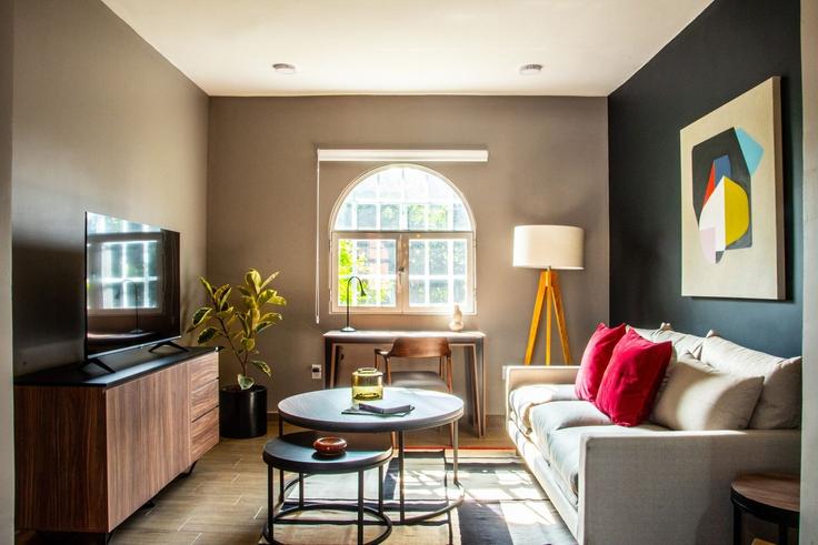 Elegant gestaltetes Wohnzimmer mit moderner Einrichtung in einer Wohnung im Building Huatusco 6 - mr-wmain - 1493221 in Mexico City, Mexico City