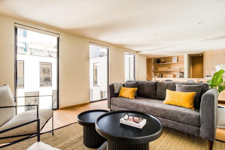 Elegante sala de estar con mobiliario moderno en un apartamento en Building Calle Ometusco 104 - mr-wmain - 1493213 en Mexico City, Mexico City Elegante sala de estar con mobiliario moderno en un apartamento en Building Calle Ometusco 104 - mr-wmain - 1493213 en Mexico City, Mexico City