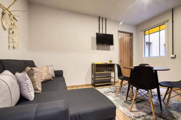 Mexico City, Mexico City에 위치한 Building Avenida Vicente Suárez - mr-wmain - 1493165 유닛의 세련된 인테리어가 돋보이는 거실 Mexico City, Mexico City에 위치한 Building Avenida Vicente Suárez - mr-wmain - 1493165 유닛의 세련된 인테리어가 돋보이는 거실