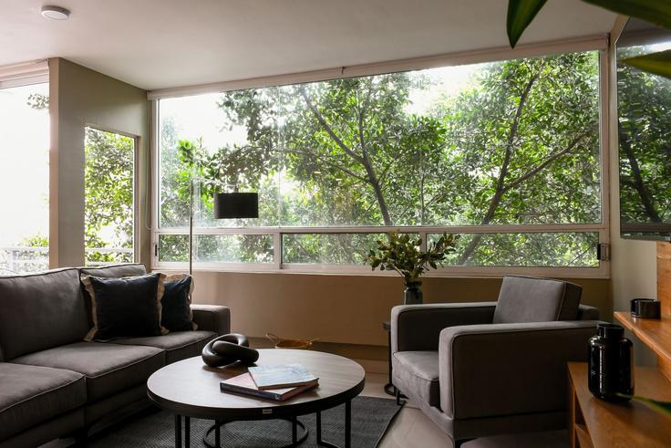 Sala de estar elegantemente projetada com móveis modernos em um apartamento no Building Tlacotalpan - mr-wmain - 1493293 em Mexico City, Mexico City
