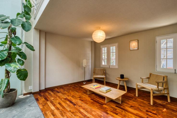 Elegant gestaltetes Wohnzimmer mit moderner Einrichtung in einer Wohnung im Building Chihuahua 97 - mr-wmain - 1493296 in Mexico City, Mexico City