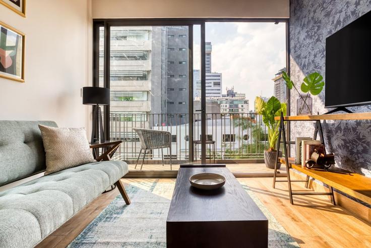Mexico City, Mexico City에 위치한 Building Londres 256 - mr-wmain - 1493153 유닛의 세련된 인테리어가 돋보이는 거실