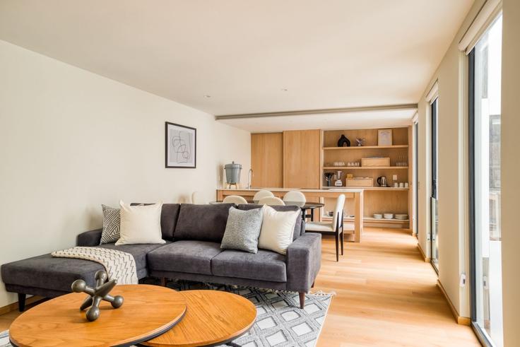 Elegant gestaltetes Wohnzimmer mit moderner Einrichtung in einer Wohnung im Building Calle Ometusco 104 - mr-wmain - 1493284 in Mexico City, Mexico City