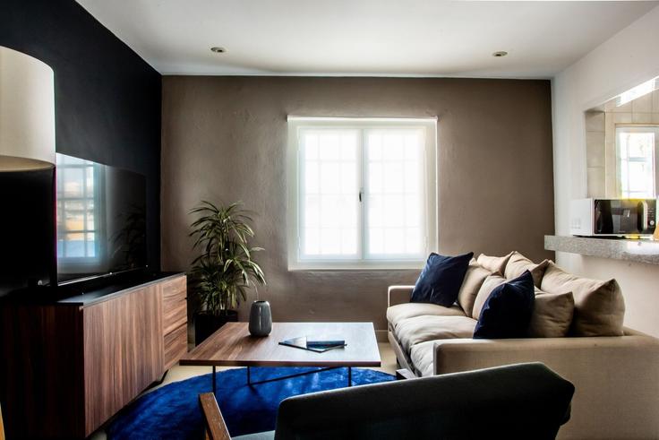 Sala de estar elegantemente projetada com móveis modernos em um apartamento no Building Huatusco 6 - mr-wmain - 1493219 em Mexico City, Mexico City