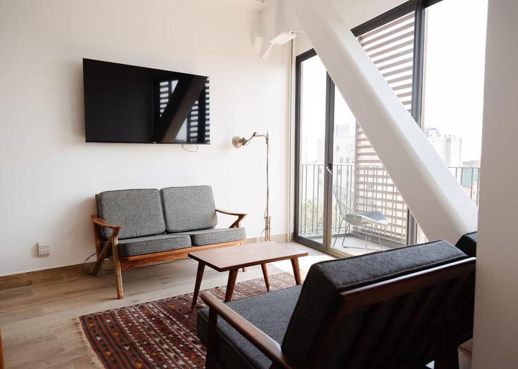 Elegant gestaltetes Wohnzimmer mit moderner Einrichtung in einer Wohnung im Building Londres 256 - mr-wmain - 1493147 in Mexico City, Mexico City