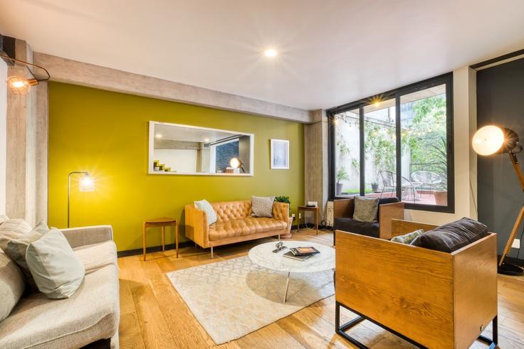 Sala de estar elegantemente projetada com móveis modernos em um apartamento no Building Sinaloa - mr-wmain - 1493179 em Mexico City, Mexico City