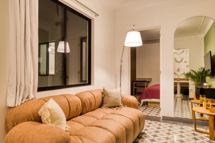 Elegant gestaltetes Wohnzimmer mit moderner Einrichtung in einer Wohnung im Building Calle Dinamarca - mr-wmain - 1493205 in Mexico City, Mexico City