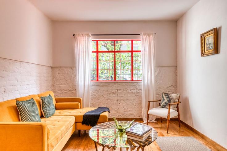 Sala de estar elegantemente projetada com móveis modernos em um apartamento no Building Yautepec 103 - mr-wmain - 1642953 em Mexico City, Mexico City