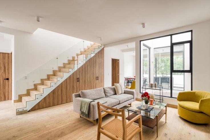 Sala de estar elegantemente projetada com móveis modernos em um apartamento no Building Coahuila 113 - mr-wmain - 1493303 em Mexico City, Mexico City Sala de estar elegantemente projetada com móveis modernos em um apartamento no Building Coahuila 113 - mr-wmain - 1493303 em Mexico City, Mexico City