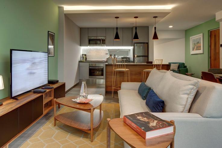 Elegant gestaltetes Wohnzimmer mit moderner Einrichtung in einer Wohnung im Building 20 Avenida Veracruz - mr-wmain - 1493257 in Mexico City, Mexico City