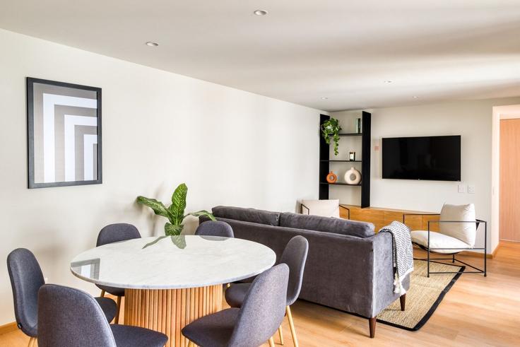 Elegant gestaltetes Wohnzimmer mit moderner Einrichtung in einer Wohnung im Building Calle Ometusco 104 - mr-wmain - 1493213 in Mexico City, Mexico City