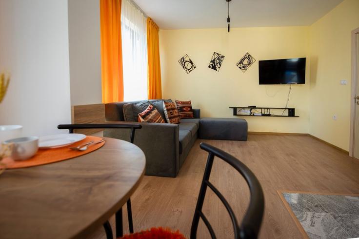 Sala de estar elegantemente projetada com móveis modernos em um apartamento no Building ulitsa "Mostova" - mthomes - 1522139 em Central district, Plovdiv Sala de estar elegantemente projetada com móveis modernos em um apartamento no Building ulitsa "Mostova" - mthomes - 1522139 em Central district, Plovdiv