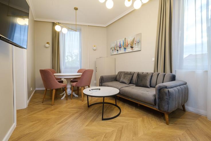Elegant gestaltetes Wohnzimmer mit moderner Einrichtung in einer Wohnung im Building ulitsa "Aleksander Ekzarh" - mthomes - 1500141 in Central district, Plovdiv Elegant gestaltetes Wohnzimmer mit moderner Einrichtung in einer Wohnung im Building ulitsa "Aleksander Ekzarh" - mthomes - 1500141 in Central district, Plovdiv
