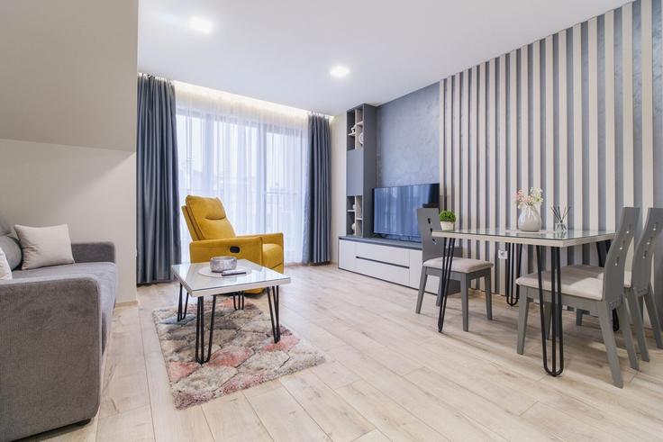 Sala de estar elegantemente projetada com móveis modernos em um apartamento no Building ulitsa "Leonardo Da Vinci" - mthomes - 1500084 em Central district, Plovdiv Sala de estar elegantemente projetada com móveis modernos em um apartamento no Building ulitsa "Leonardo Da Vinci" - mthomes - 1500084 em Central district, Plovdiv
