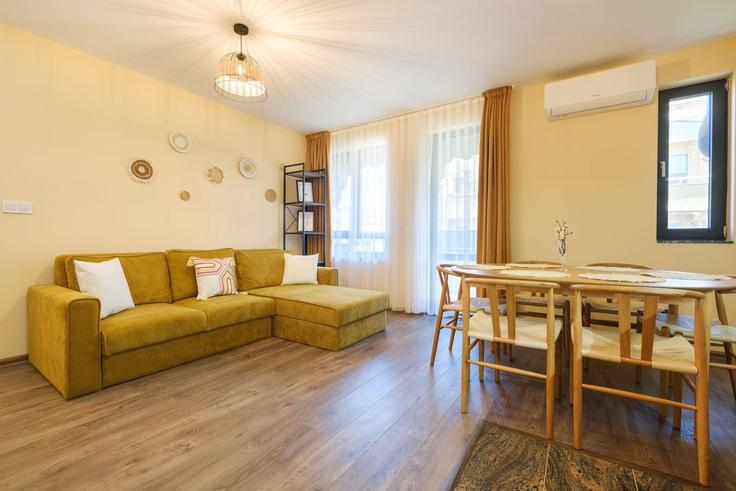 Sala de estar elegantemente projetada com móveis modernos em um apartamento no Building ulitsa "Mostova" - mthomes - 1522142 em Central district, Plovdiv Sala de estar elegantemente projetada com móveis modernos em um apartamento no Building ulitsa "Mostova" - mthomes - 1522142 em Central district, Plovdiv