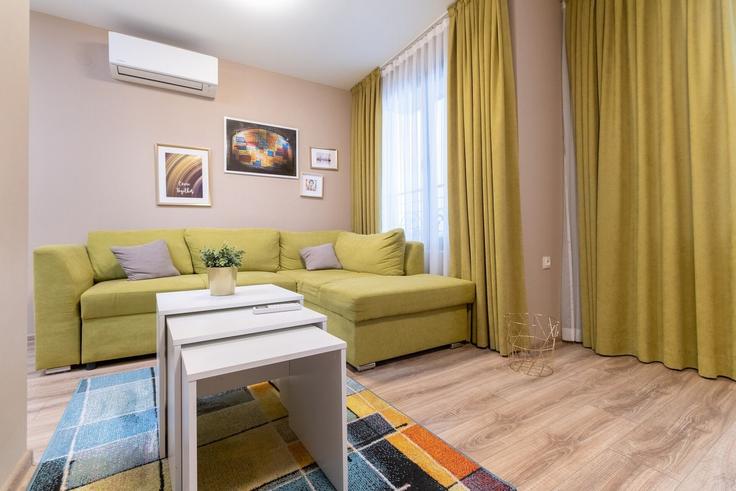 Sala de estar elegantemente projetada com móveis modernos em um apartamento no Building ulitsa "Ilarion Makariopolski" - mthomes - 1500064 em Central district, Plovdiv Sala de estar elegantemente projetada com móveis modernos em um apartamento no Building ulitsa "Ilarion Makariopolski" - mthomes - 1500064 em Central district, Plovdiv