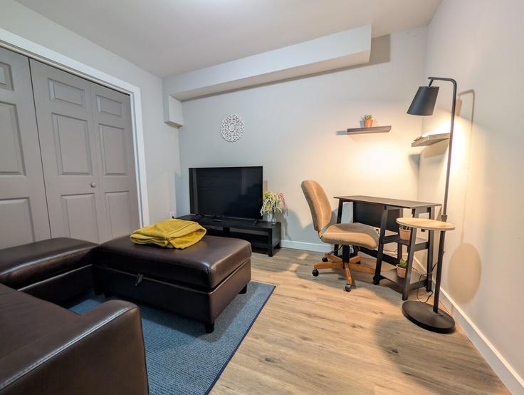 Elegantly designed living room with modern furnishings in an apartment at Building Evelyn Way Northwest - mths - 1333778 in Atlanta, Atlanta