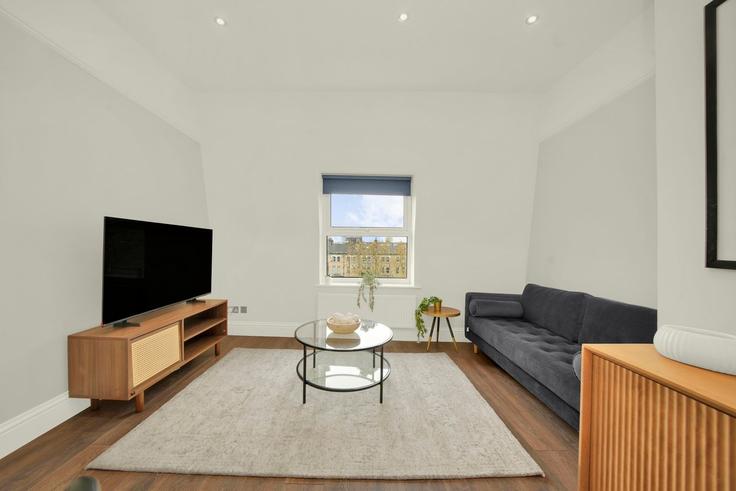 Building Gwendwr Road - murray-stays-limited - 1519487 adresindeki bir dairede modern mobilyalarla zarif bir şekilde tasarlanmış oturma odası London Borough of Hammersmith and Fulham, London Building Gwendwr Road - murray-stays-limited - 1519487 adresindeki bir dairede modern mobilyalarla zarif bir şekilde tasarlanmış oturma odası London Borough of Hammersmith and Fulham, London