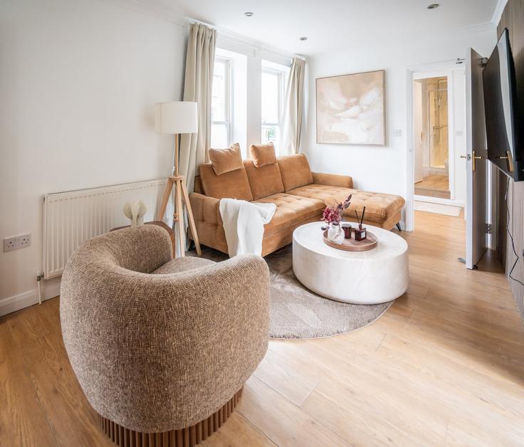 Elegant gestaltetes Wohnzimmer mit moderner Einrichtung in einer Wohnung im Building 40 Warrender Road, London, UK - murray-stays-limited - 1634016 in London Borough of Islington, London Elegant gestaltetes Wohnzimmer mit moderner Einrichtung in einer Wohnung im Building 40 Warrender Road, London, UK - murray-stays-limited - 1634016 in London Borough of Islington, London