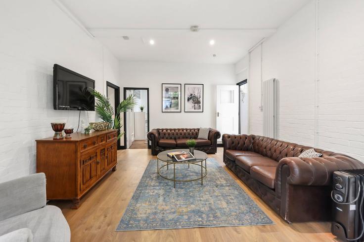 Sala de estar elegantemente projetada com móveis modernos em um apartamento no Building Bevenden Street - murray-stays-limited - 1515916 em London Borough of Hackney, London Sala de estar elegantemente projetada com móveis modernos em um apartamento no Building Bevenden Street - murray-stays-limited - 1515916 em London Borough of Hackney, London