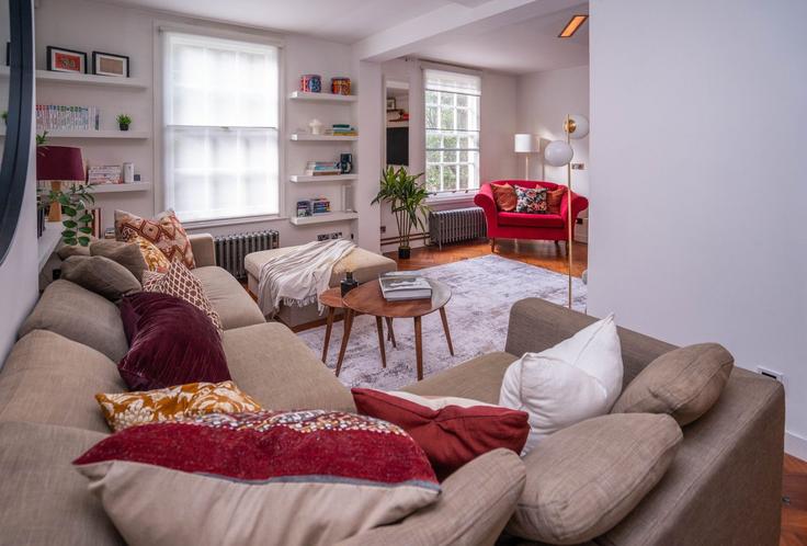 Elegant gestaltetes Wohnzimmer mit moderner Einrichtung in einer Wohnung im Building Laleham House, Camlet Street, London, UK - murray-stays-limited - 1633177 in London Borough of Tower Hamlets, London Elegant gestaltetes Wohnzimmer mit moderner Einrichtung in einer Wohnung im Building Laleham House, Camlet Street, London, UK - murray-stays-limited - 1633177 in London Borough of Tower Hamlets, London