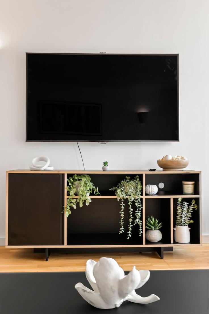 Sala de estar elegantemente projetada com móveis modernos em um apartamento no Building Fairmont Avenue - murray-stays-limited - 1515910 em London Borough of Tower Hamlets, London Sala de estar elegantemente projetada com móveis modernos em um apartamento no Building Fairmont Avenue - murray-stays-limited - 1515910 em London Borough of Tower Hamlets, London