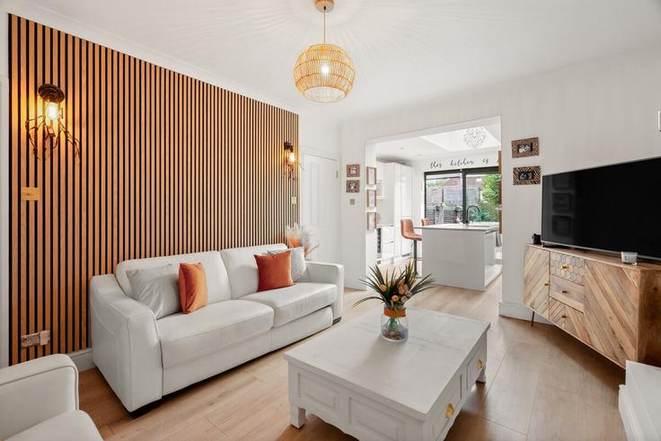 Salle de séjour élégante avec mobilier moderne dans un appartement à Building Hesperus Crescent - murray-stays-limited - 1515926 à London Borough of Tower Hamlets, London