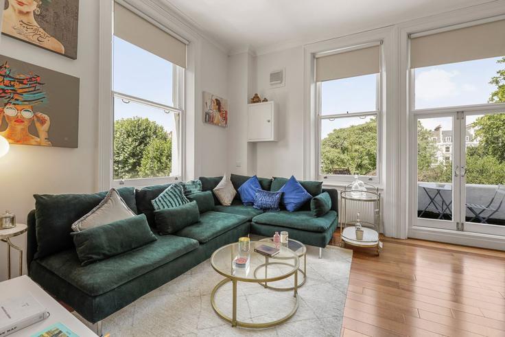 Royal Borough of Kensington and Chelsea, London에 위치한 Building flat 4, 27 Redcliffe Square, London, UK - murray-stays-limited - 1586368 유닛의 세련된 인테리어가 돋보이는 거실