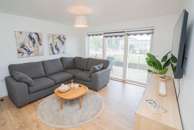 Elegant gestaltetes Wohnzimmer mit moderner Einrichtung in einer Wohnung im Building Bawley Court, Magellan Boulevard, London, UK - murray-stays-limited - 1602707 in London Borough of Newham, London Elegant gestaltetes Wohnzimmer mit moderner Einrichtung in einer Wohnung im Building Bawley Court, Magellan Boulevard, London, UK - murray-stays-limited - 1602707 in London Borough of Newham, London