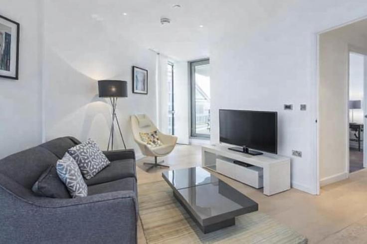 Elegante sala de estar con mobiliario moderno en un apartamento en Building Fairmont Avenue - murray-stays-limited - 1542169 en London Borough of Tower Hamlets, London
